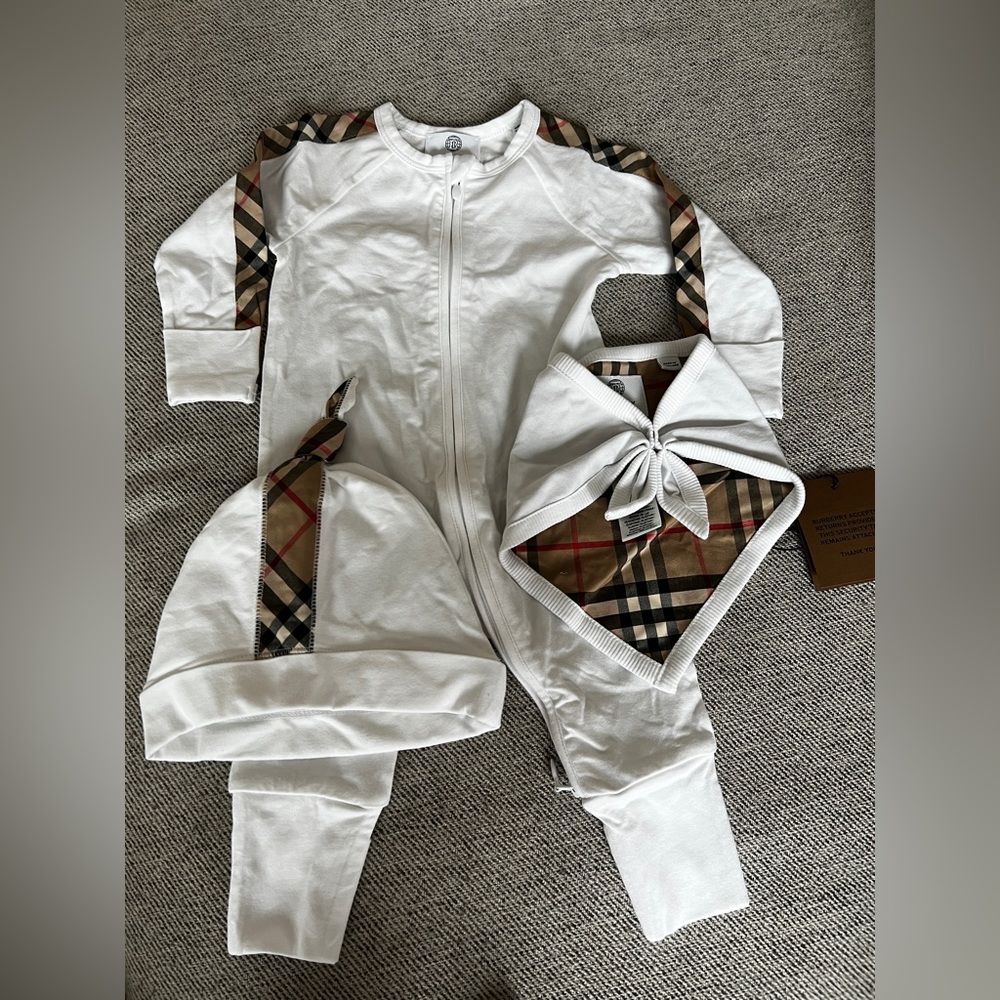 Burberry Kids! Size : 3 month! Gender Neutral!